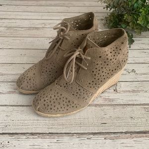 Toms Taupe Moroccan Cutout Desert Wedge size 8